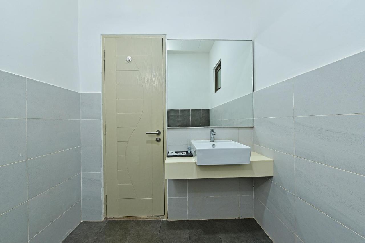 Capital O 90614 Cvia Ummul Hotel Padang Besar Exterior foto
